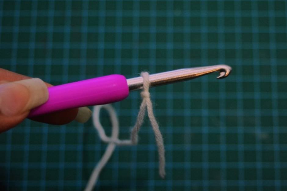 How to Tie a Slip Knot Crochet Lesson for Absolute Beg