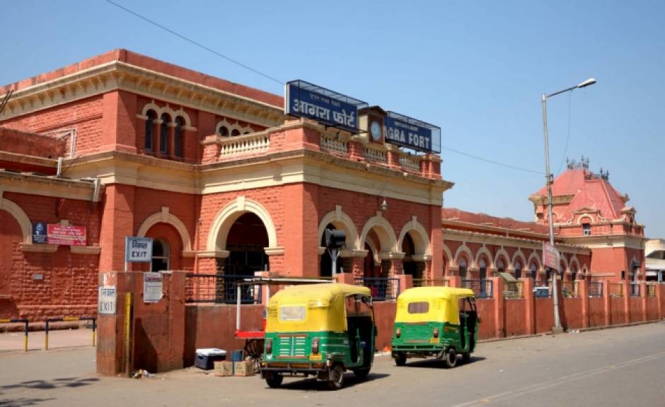 new delhi railway station to taj mahal distance by train