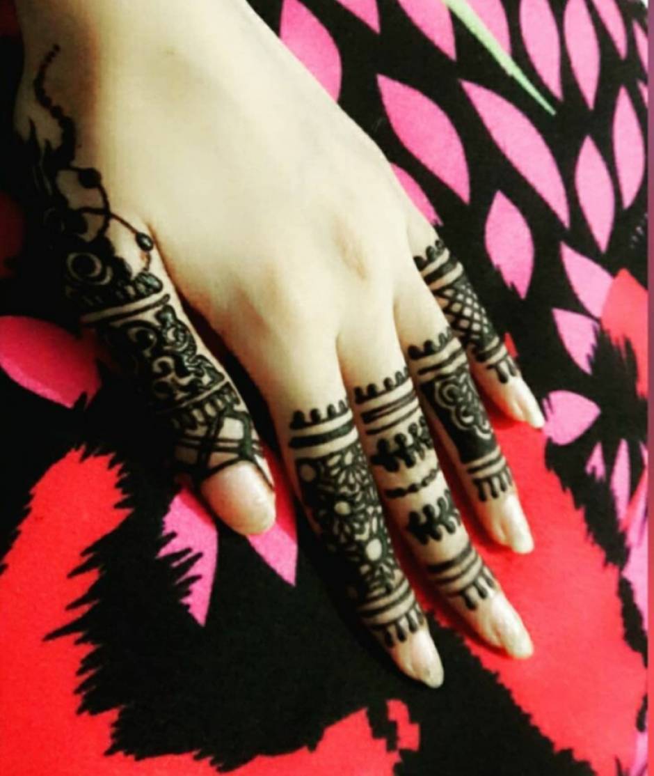 Mehndi designs for Karwa Chauth 2022: 10 simple Mehendi designs you can try  at home on Karwa Chauth 2020 | - Times of India